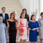 De izquierda a derecha, Brigitte Macron, Emine Gulbaran Erdogan, Melania Trump, la reina Matilde de Bélgica, Ingrid Schulerud, Desislava Radeva, Amelie Derbaudrenghien, y en la segunda fila, Gauthier Destenay, Mojca Stropnik y Thora Margret Baldvinsdottir-AFP