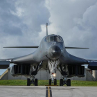 Un bombardero despega de la base Anderson, en Guam.-EFE