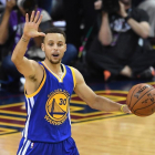 Stephen Curry, durante una jugada del cuarto partido de la final de la NBA disputado entre los Golden State Warriors  y los Cavaliers de Cleveland.-AFP / JASON MILLER