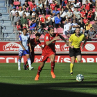 Marc Mateu conduce el balón durante el partido con el Zaragoza, última derrota rojilla.-VALENTÍN GUISANDE