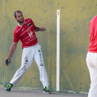 Uno de los pelotaris pinariegos, durante una acción en una velada anterior.-CP URBIÓN