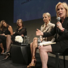 La senadora Kirsten Gillibrand (derecha) habla en un acto en favor de las mujeres, en junio del 2011.-AP / TINA FINEBERG