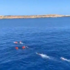 Los migrantes nadan hacia Lampedusa perseguidos por los salvavidas.-ÒSCAR CAMPS