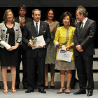 Del Olmo junto a Ramón y Pilar Monreal, ayer, tras recibir el PremioCecale de Oro 2013, durante la gala en el Palacio de la Audiencia. / V. GUISANDE-