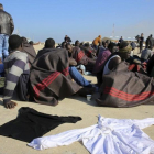 Migrantes en Libia tras ser rescatados en alta mar.-EFE