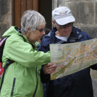 Dos turistas consultando un mapa.-VALENTÍN GUISANDE