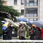 Paraguas abiertos frente a la iglesia de Santo Domingo.-DIEGO MAYOR