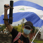 Un joven manifestante alza su arma artesanal y la bandera nacional de Nicaragua contra el régimen de Ortega.-EFELa secretaria de Estado adjunta para Latinoamérica y el Caribe, Kimberly Breier, señaló el lunes, coincidiendo con el Día de los Derechos Humanos, a Cuba, Venezuela, y Nicaragua como países con "regímenes" o "dictaduras".  "En el día de los Derechos Hu