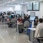 Ciudadanos en las oficinas de Hacienda para presentar su declaración de la renta.-