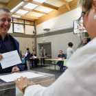 Urkullu, al depositar su voto en un colegio electoral de Durango (Vizcaya).-Miguel Toña / EFE