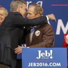 Jeb y George Bush, en un acto de la campaña del primero cuando era candidato.-EFE / ERIK S. LESSER