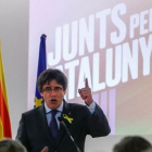 Carles Puigdemont, en un acto de campaña en Bruselas.-YVES HERMAN (REUTERS)