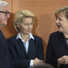 Merkel, con la ministra de Defensa, Ursula von der Leyen, y el titular de Exteriores, Frank-Walter Steinmeier, este martes.-AP