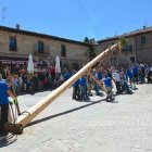 Pingada del mayo en Molinos de Duero.-RAQUEL FERNÁNDEZ