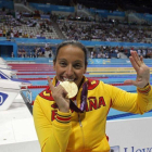 Teresa Perales mordiendo una de las medallas ganadas en los Juegos de Londres 2012.-ONCE