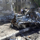 Estado en que ha quedado uno de los coches que ha explotado en Damasco, Siria.-REUTERS / SANA