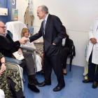 El presidente de la Fundación Bancaria La Caixa, Isidro Fainé, saluda a pacientes en el Hospital Clínico de Barcelona.-EL PERIÓDICO