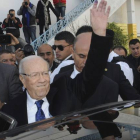 Beji Caid Essebsi saluda a unos simpatizantes, este domingo.-Foto: STR/EFE