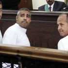 Peter Greste (derecha) junto a sus compañeros de Al Jazira también condenados Mohamed Fahmy (izquierda) y Baher Mohamed (centro), el pasado marzo en un tribunal de El Cairo.-Foto: AP / HEBA ELKHOLY