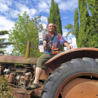Epifanio García, con una muestra de su Maiquel Jackson, subido al viejo tractor de la bodega en Olivares de Duero.