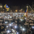 Protesta | Miles de voces claman por la libertad de Jordi Sànchez y Jordi Cuixart en el paseo de Lluís Companys, anoche.-CARLOS MONTAÑÉS