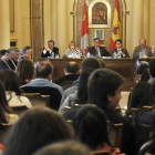 El concurrido Pleno de ayer gracias a la visita de los alumnos de tercero de ESO de Escolapias.-VALENTÍN GUISANDE