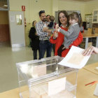 Votantes en la jornada de ayer en la capital-LUIS ÁNGEL TEJEDOR
