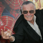 Stan Lee haciendo el famoso gestos de una de sus creaciones, Spiderman-FRED PROUSER (REUTERS)