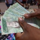 Nuevos billetes de bolívar.-AFP / SCHNEYDER MENDOZA