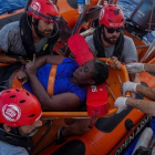 La única superviviente hallada en el barco medio hundido en aguas de Libia, este martes.-JUAN MEDINA (REUTERS)