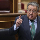 El ministro del Interior, Juan Ignacio Zoido, en una intervención en el Congreso.-EL PERIÓDICO (EFE / CHEMA MOYA)