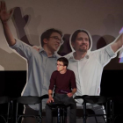 Errejón en el escenario de los cines Palafox (Madrid), ante una imagen suya y de Iglesias tomada en enero de 2015 en València-DAVID CASTRO