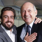 Fernando Alonso y Ron Dennis, en la sede de McLaren.-GETTY / STEVE TEE