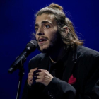 El cantante Salvador Sobral, representante de Portugal en el Festival de Eurovisión 2017, durante uno de los ensayos en Kiev.-GLEB GARANICH