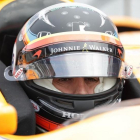 Fernando Alonso espera su momento para intentar la vuelta rápida, ayer, en Indianápolis.-EFE / STEVE C MITCHELL