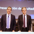 El presidente de CaixaBank, Jordi Gual (derecha), y el consejero delegado de la entidad, Gonzalo Gortázar, presentan en rueda de prensa los resultados económicos del ejercicio 2016.-JOAN CORTADELLAS