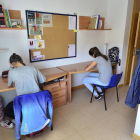 Estudiantes universitarias en una habitación de la residencia Antonio Machado, de la capital. / ÁLVARO MARTÍNEZ-