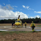 Los bomberos forestales de la BRIF se suben al helicóptero para volar hacia Burgos. BRIF LUBIA