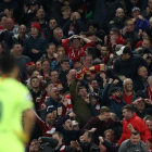 Suárez, abatido en Anfield tras la eliminación europea contra el Liverpool.-
