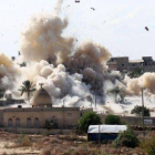 Una columna de humo se eleva de una casa destruida por el Ejército egipcio en el Sinaí.-Foto: AFP / SAID KHATIB