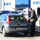 Un hombre en una gasolinera.-ALVARO MARTÍNEZ