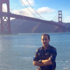 Víctor y detrás el puente de Golden Gate Bridge, en San Francisco.-