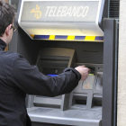 Clientes en una entidad bancaria, en una imagen de archivo.-VALENTÍN GUISANDE