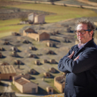 Bertrand Sourdais posa sobre las bodegas tradicionales de Atauta, localidad en la que cultiva las cepas de Dominio de Es, su proyecto vinícola junto con Antídoto. MARIO TEJEDOR