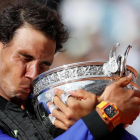 Nadal besa el trofeo de Roland Garros, con el reloj de Richard Mille en su muñeca derecha.-CHRISTIAN HARTMANN