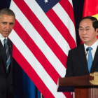 Obama (izquierda), junto a su homólogo vietnamita, Tran Dai Quang, en su conferencia de prensa conjunta en Hanói, este lunes.-AFP / JIM WATSON