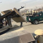 Agentes de seguridad vigilan el lugar donde se ha produciado un ataque contra un centro de entrenamiento de la principal agencia de inteligencia afgana en Kabul.-JAWAD JALALI / EFE