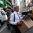 Un empleado de Lehman Brothers se lleva sus pertenencias en una caja de cartón tras la quiebra del banco, el 15 de septiembre del 2008.-CHRIS HONDROS / AP