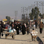 Civiles regresan a sus hogares en un barrio de Mosul recuperado por el Ejército iraquí.-AP / KHALID MOHAMMED