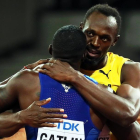 Bolt se abraza con Gatlin al final de la carrera.-EFE
